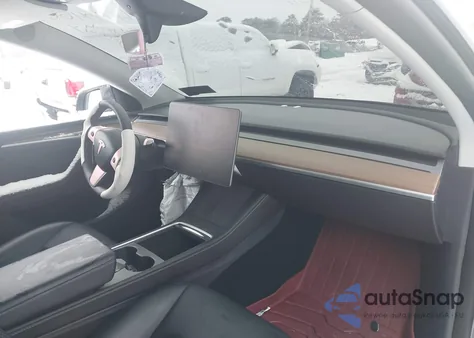 2024 Tesla Model Y Long Range Single Motor Rear-Wheel Drive/Rwd z USA, uszkodzony, nr VIN 7SAYGDED0RF110081